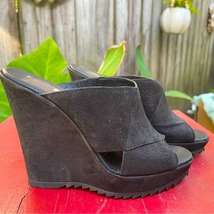 Vince Camuto black leather wedge sandals. Super soft 6.5M
